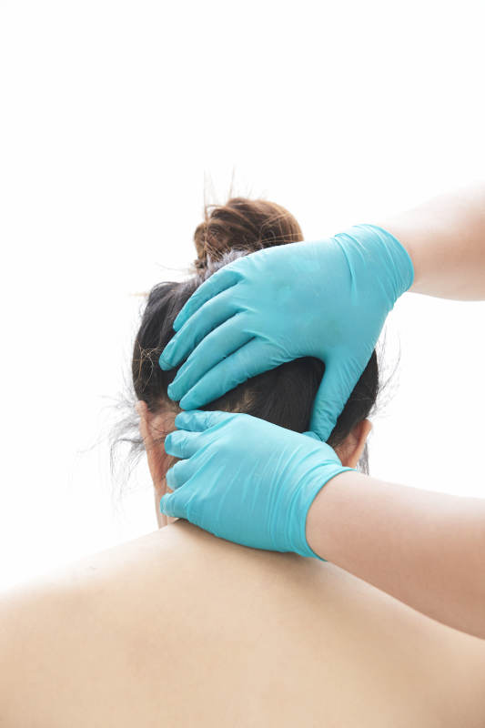 专业按摩师为女士进行理疗按摩图片