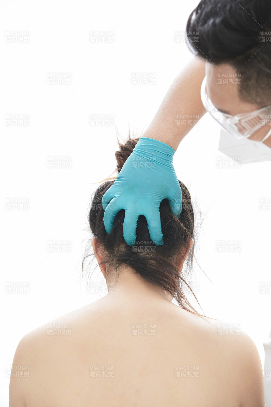 专业按摩师为女士进行理疗按摩图片