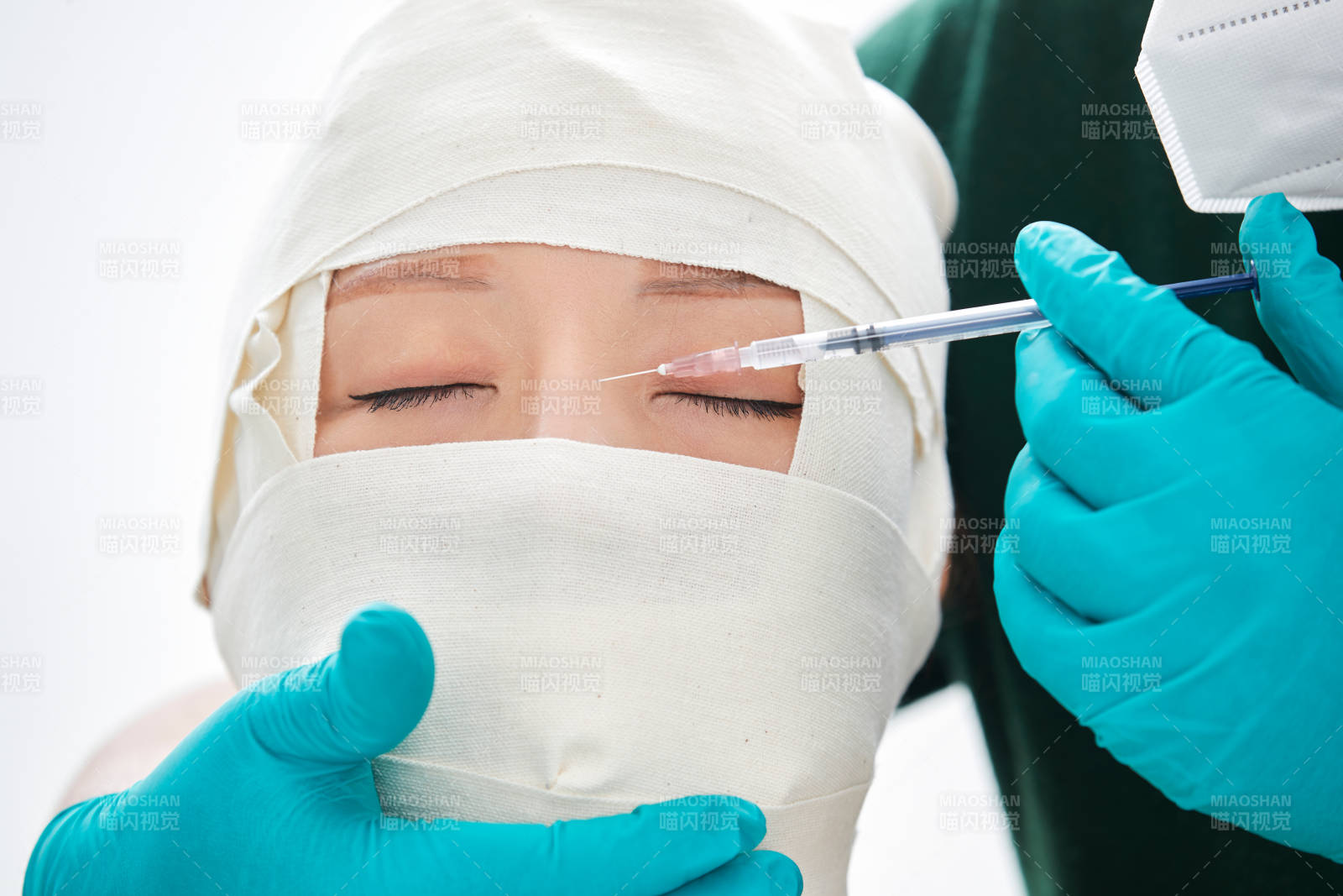 做面部注射整形的亚洲女士图片