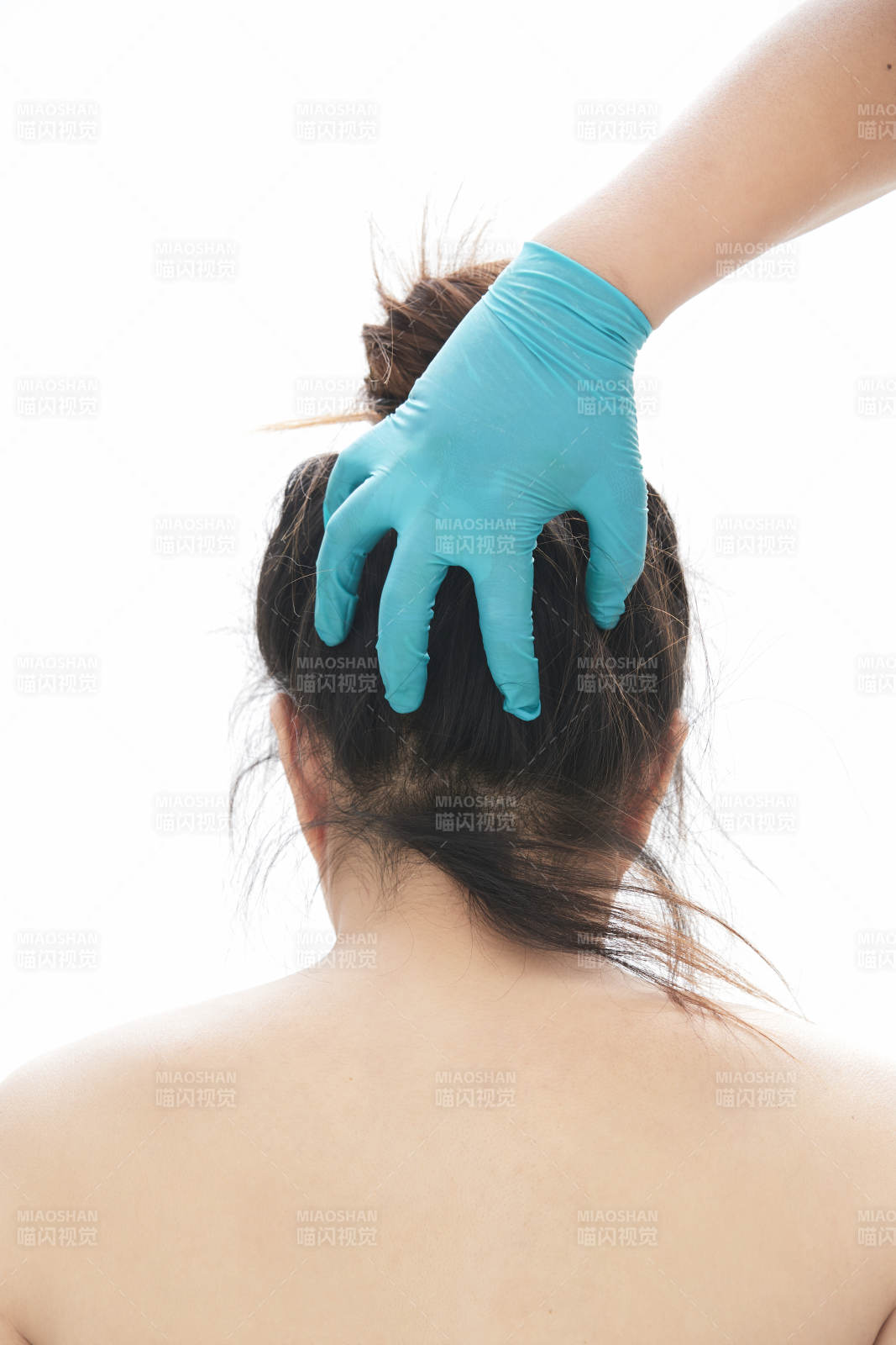 专业按摩师为女士进行理疗按摩图片