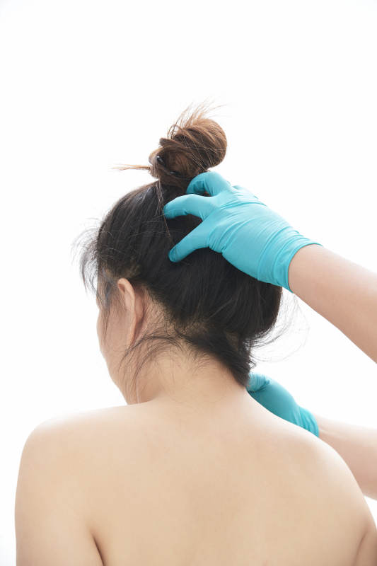 专业按摩师为女士进行理疗按摩图片