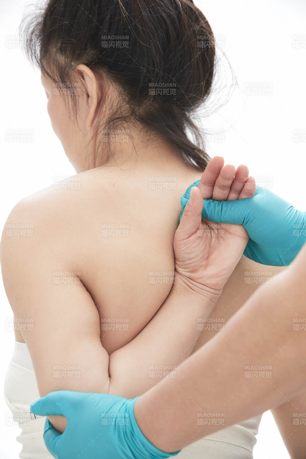 专业按摩师为女士进行理疗按摩图片