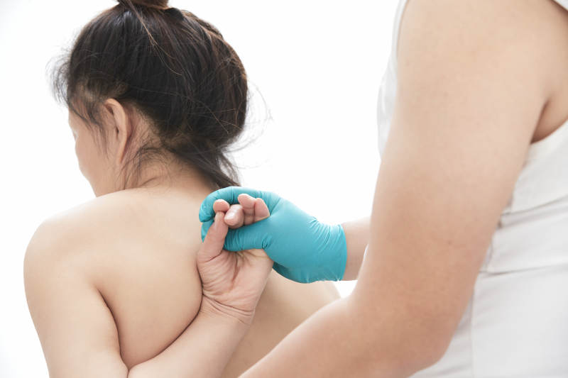 专业按摩师为女士进行理疗按摩图片