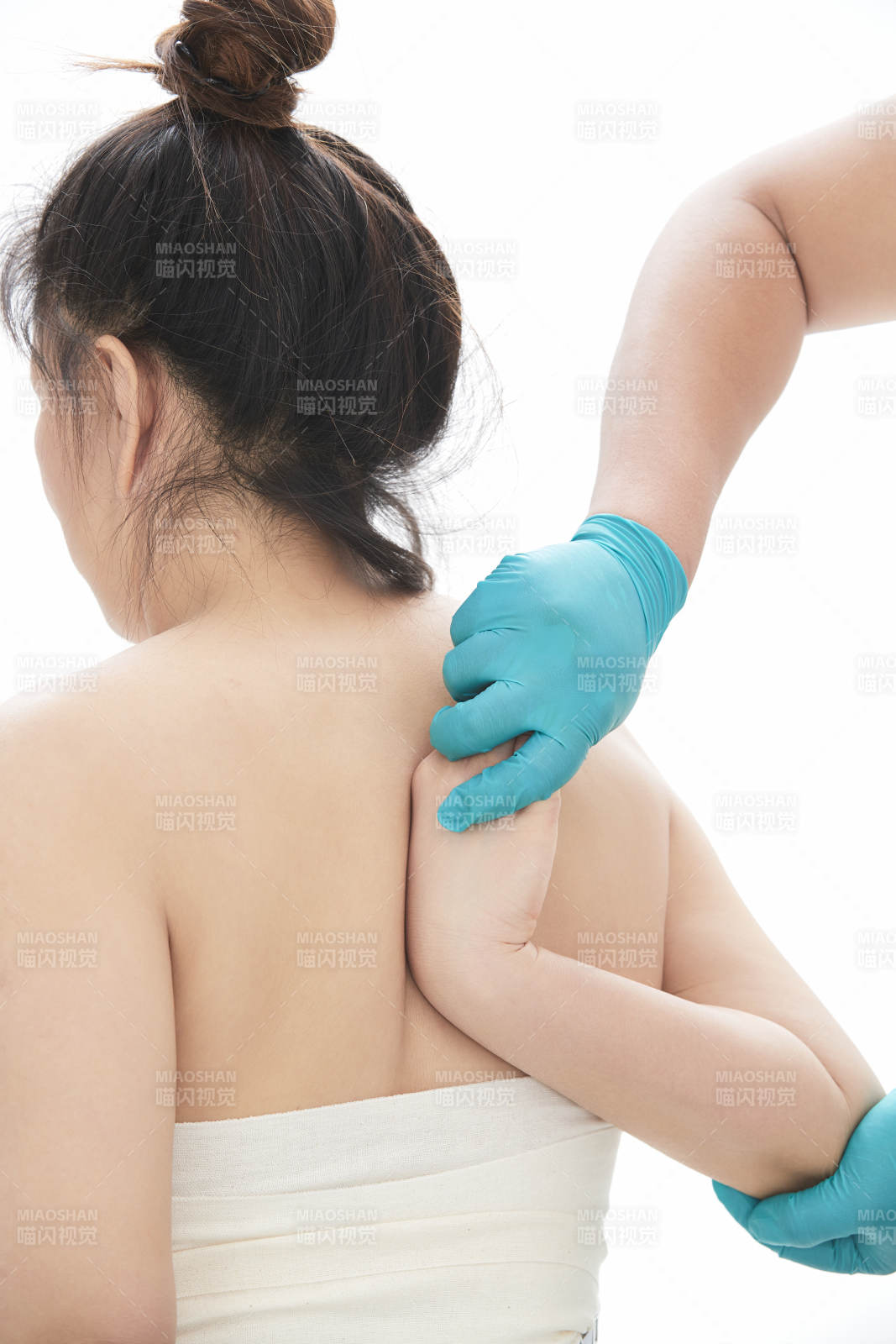 专业按摩师为女士进行理疗按摩图片