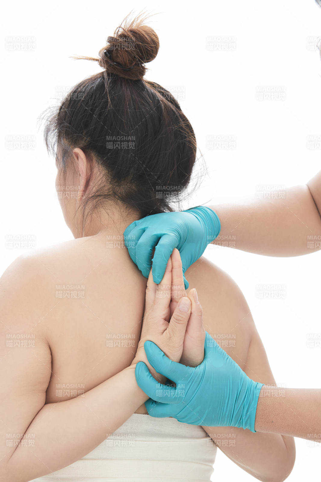 专业按摩师为女士进行理疗按摩图片