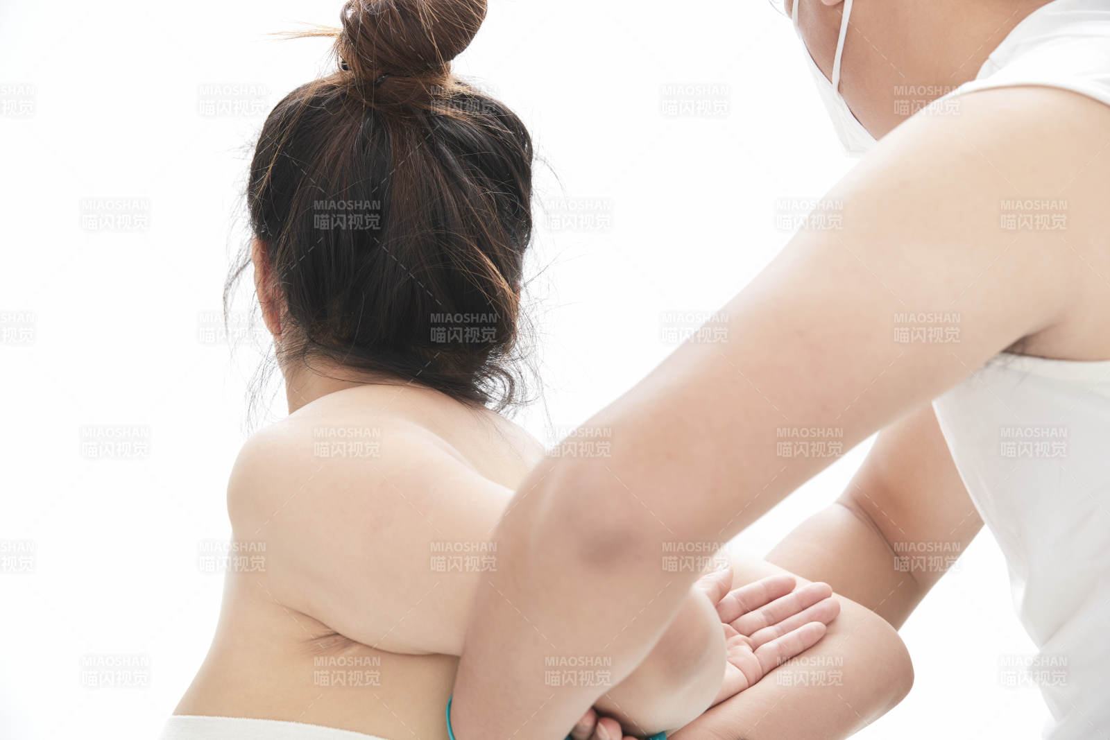 专业按摩师为女士进行理疗按摩图片