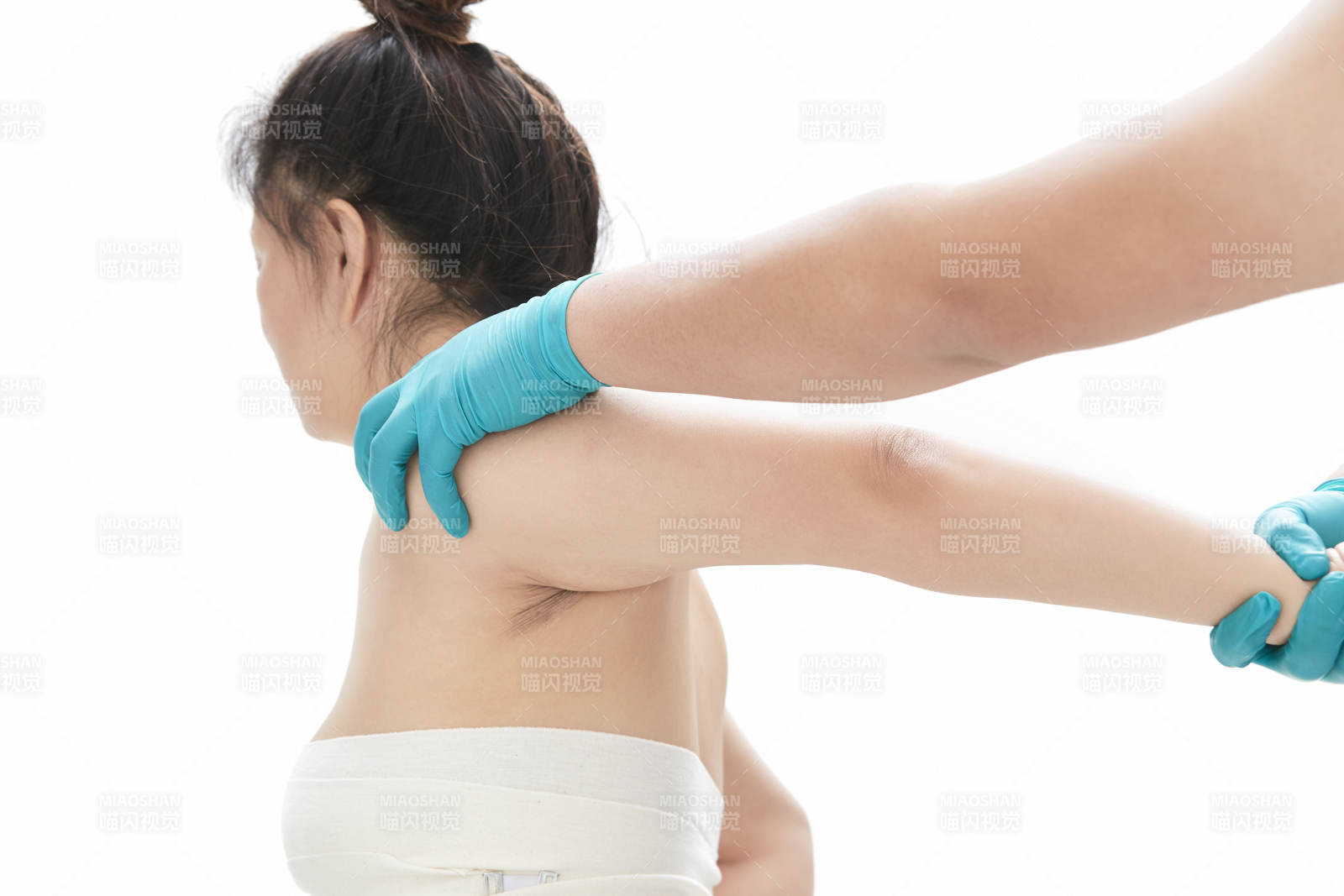 专业按摩师为女士进行理疗按摩图片
