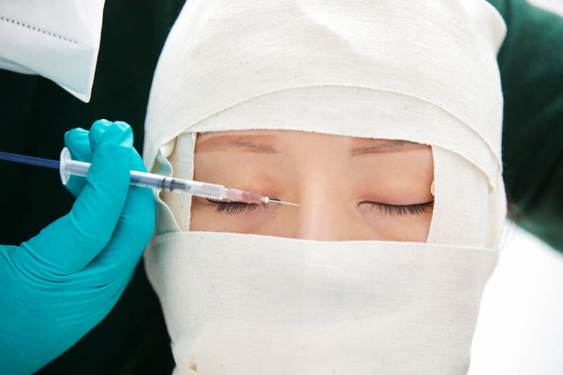 做面部注射整形的亚洲女士图片