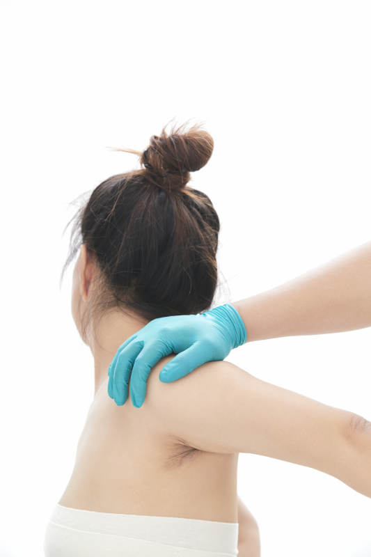 专业按摩师为女士进行理疗按摩图片