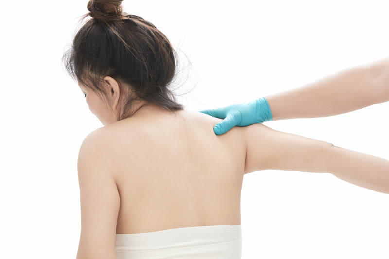 专业按摩师为女士进行理疗按摩图片