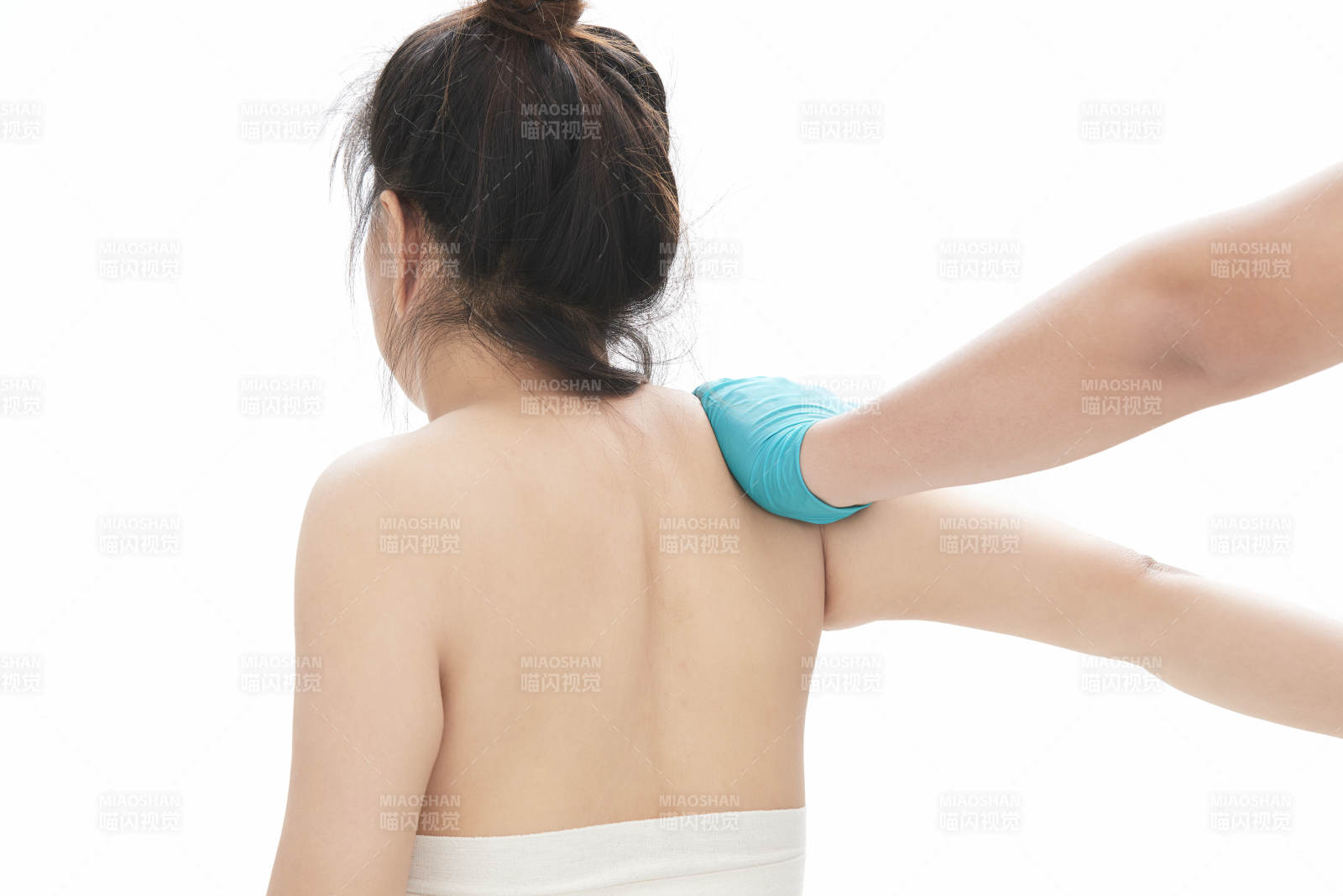 专业按摩师为女士进行理疗按摩图片