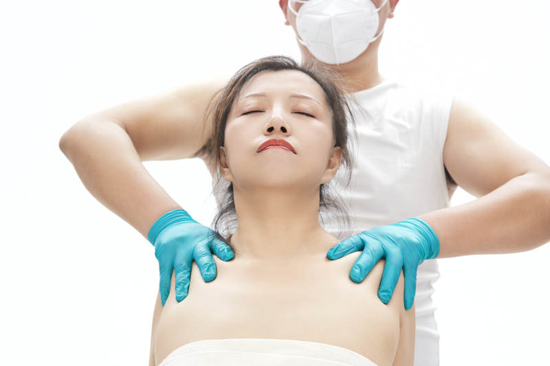 专业按摩师为女士进行理疗按摩图片