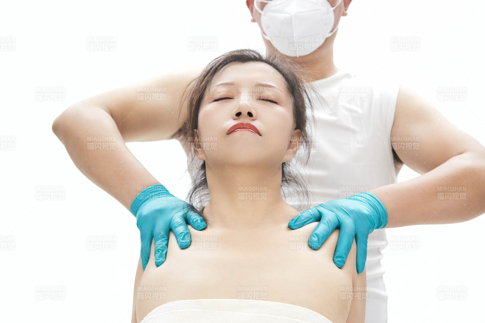 专业按摩师为女士进行理疗按摩图片