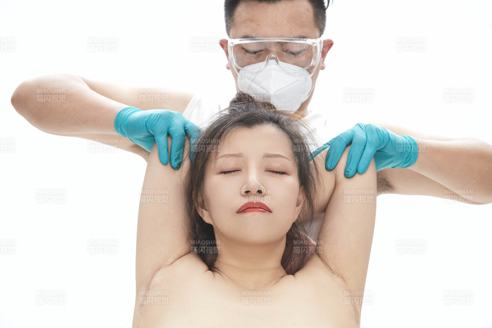 专业按摩师为女士进行理疗按摩图片