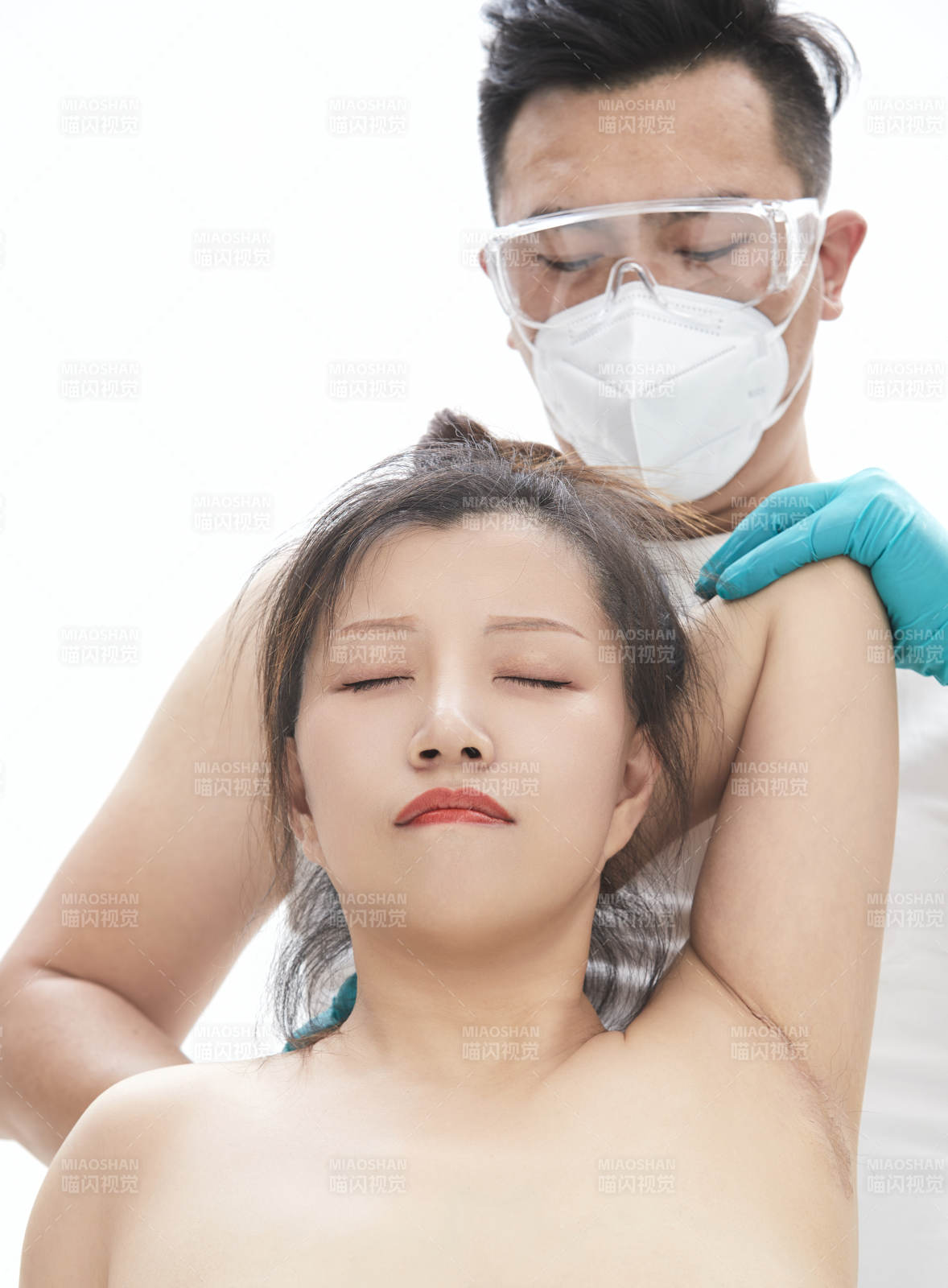 专业按摩师为女士进行理疗按摩图片