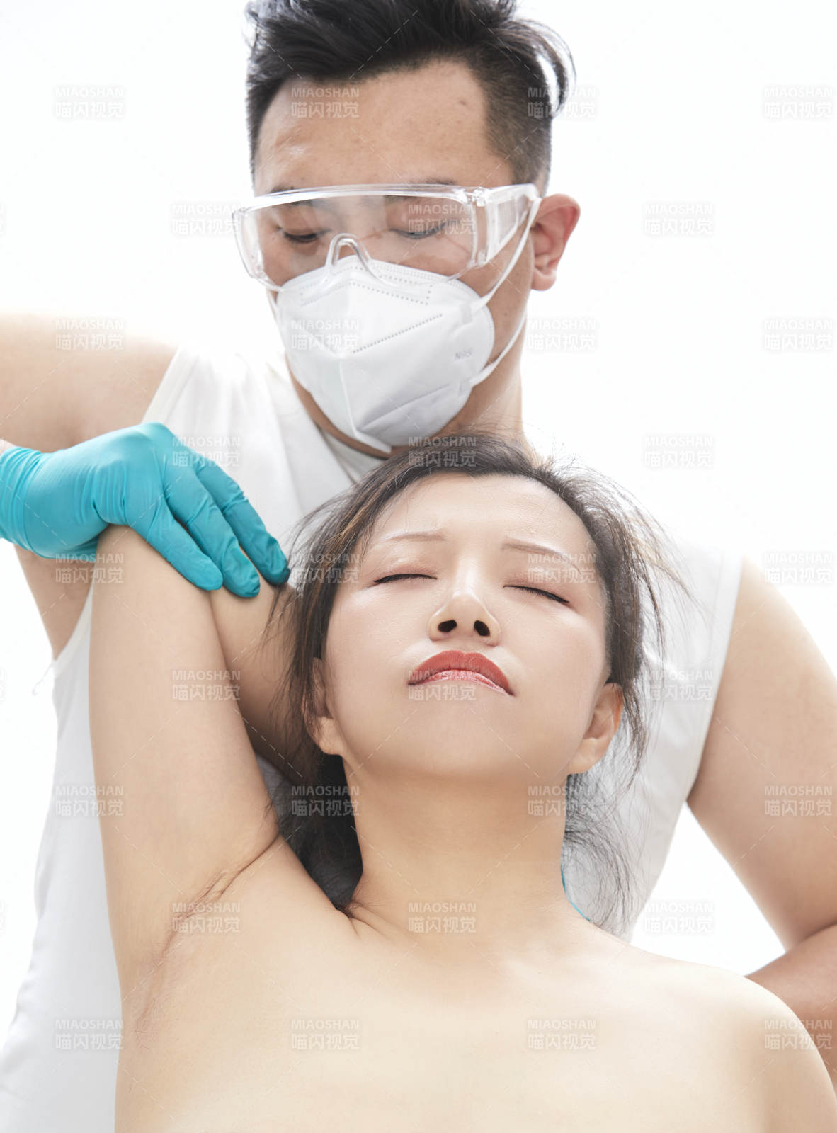 专业按摩师为女士进行理疗按摩图片