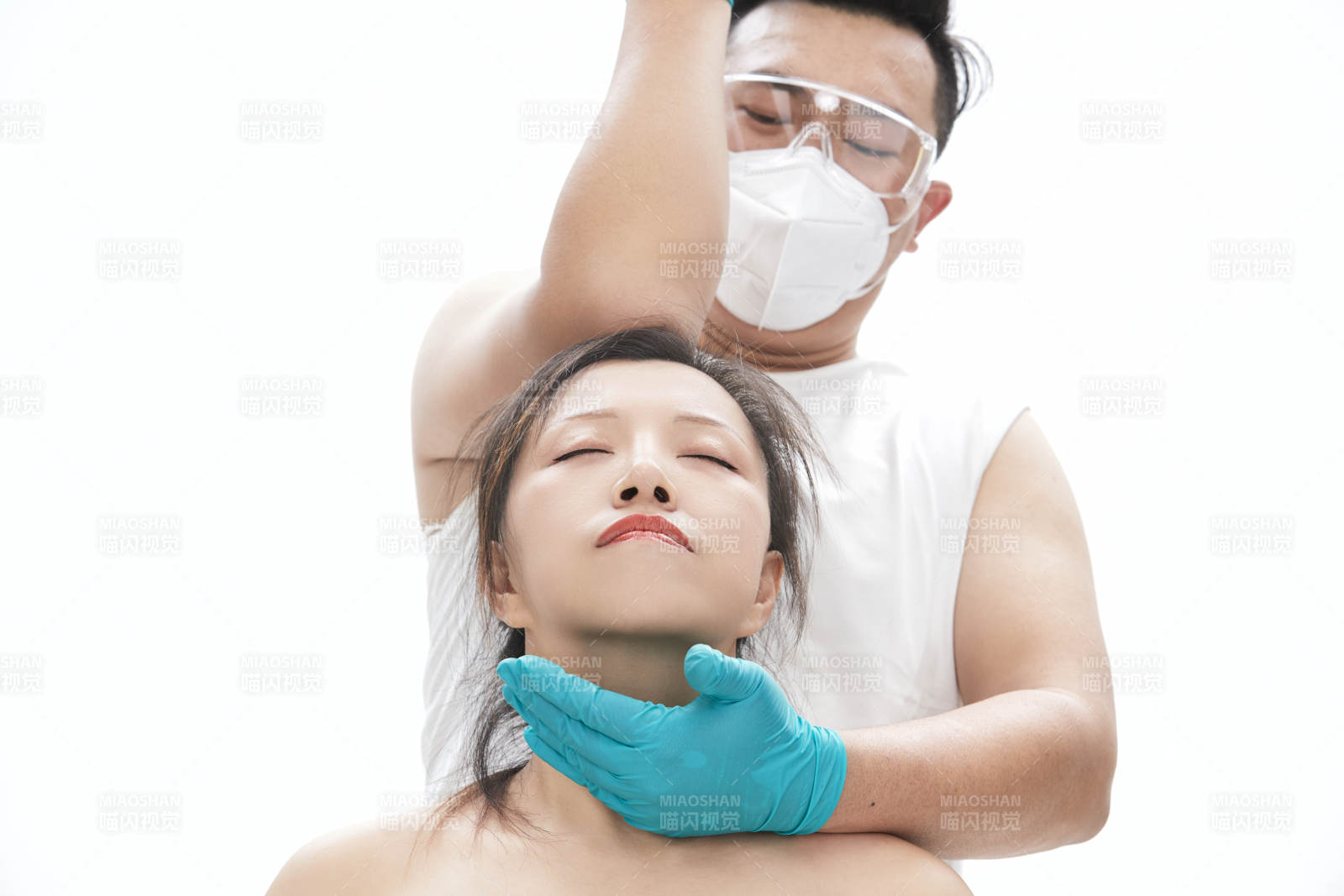 专业按摩师为女士进行理疗按摩图片