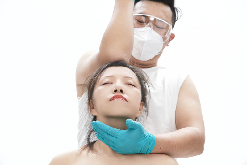 专业按摩师为女士进行理疗按摩图片