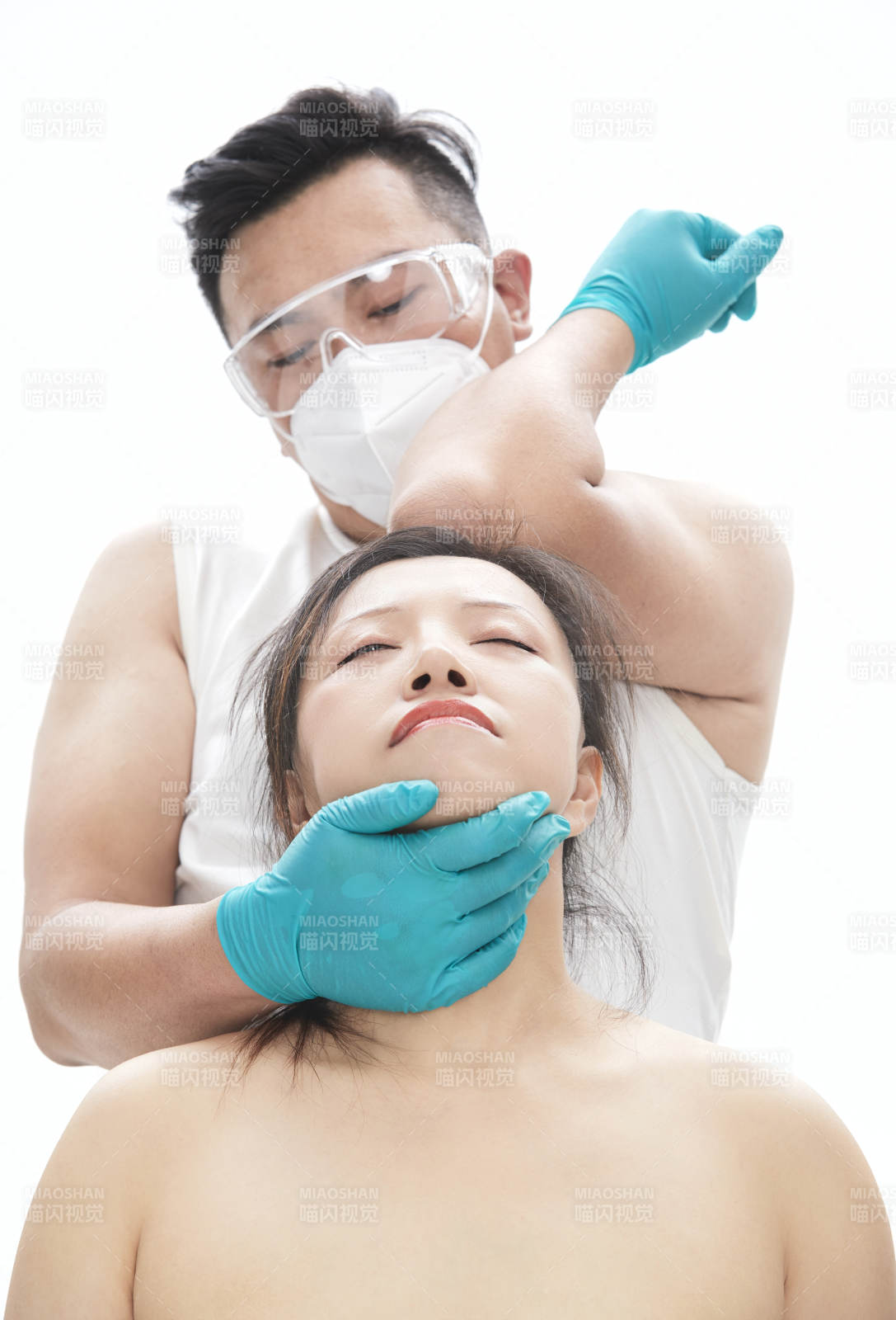 专业按摩师为女士进行理疗按摩图片