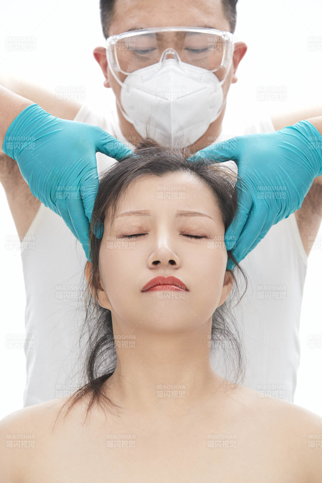 专业按摩师为女士进行理疗按摩图片