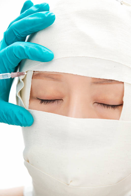 做面部注射整形的亚洲女士图片