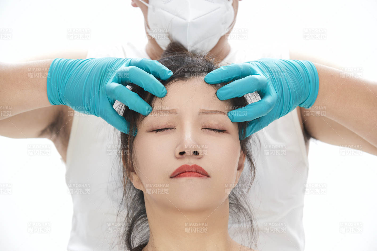 专业按摩师为女士进行理疗按摩图片