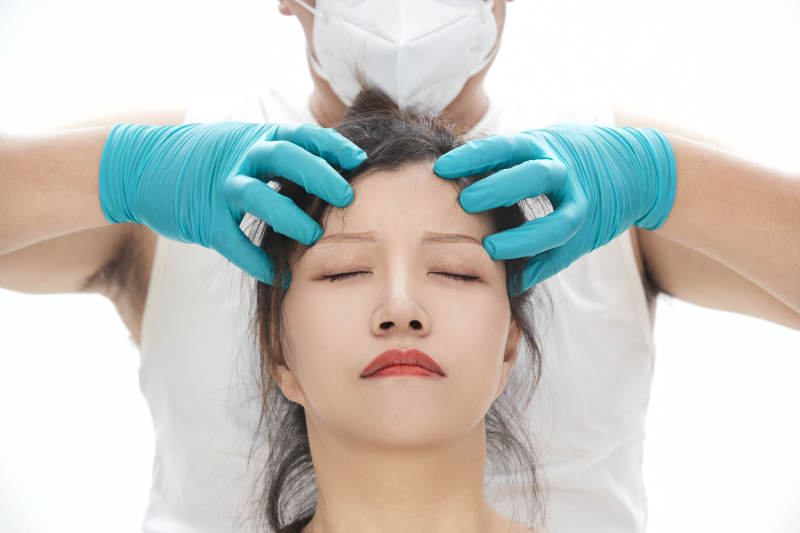 专业按摩师为女士进行理疗按摩图片