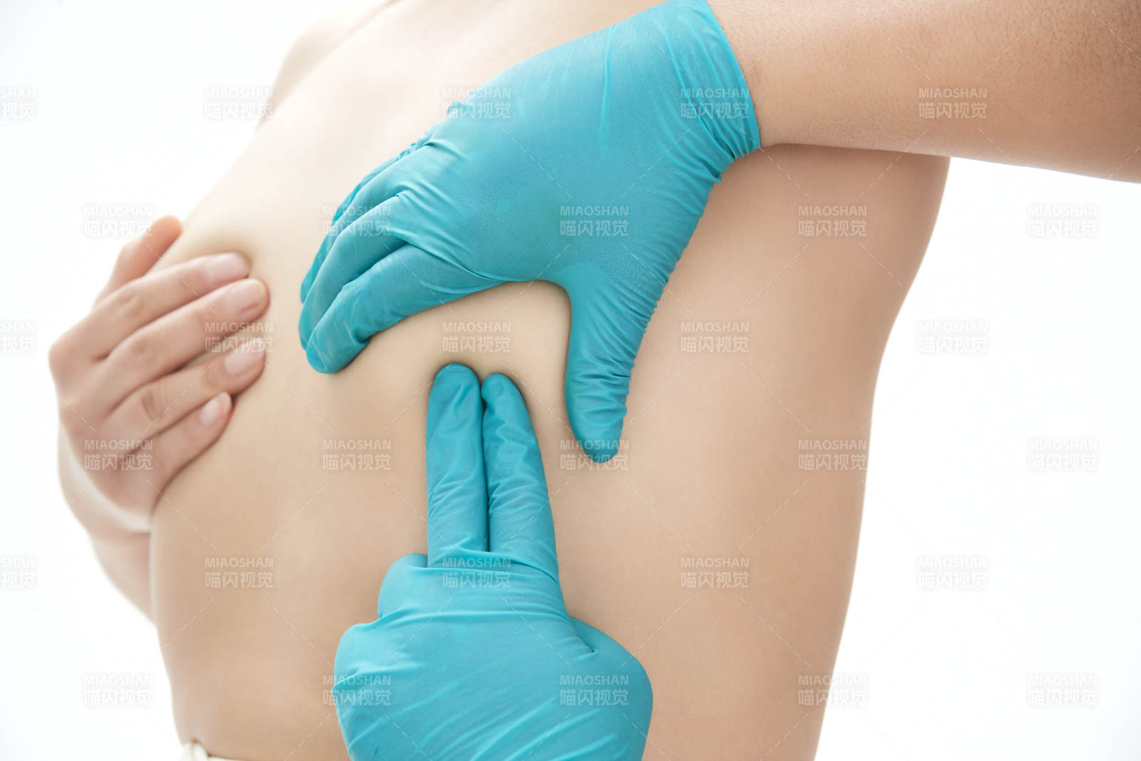 医生为胸部整形患者进行胸部检查图片