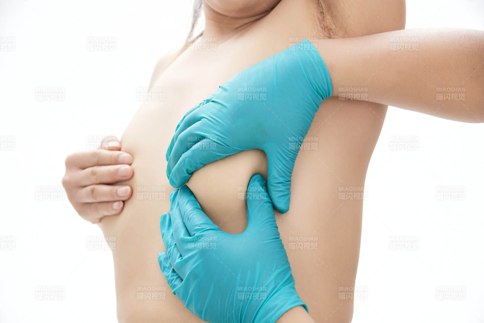 医生为胸部整形患者进行胸部检查图片