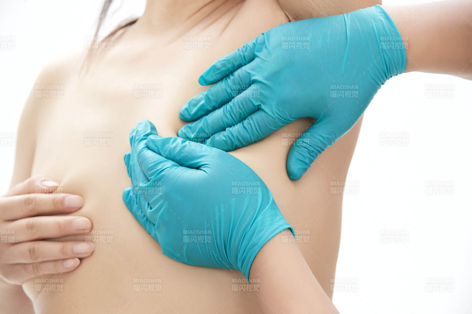 医生为胸部整形患者进行胸部检查图片