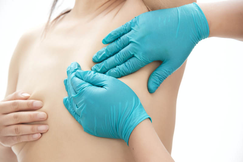 医生为胸部整形患者进行胸部检查图片