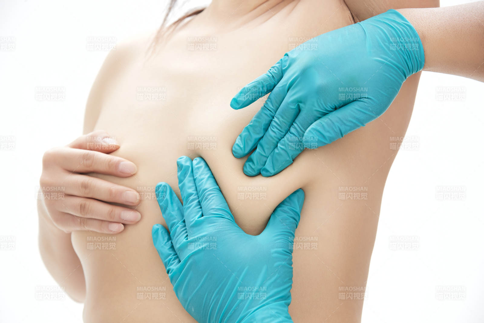 医生为胸部整形患者进行胸部检查图片