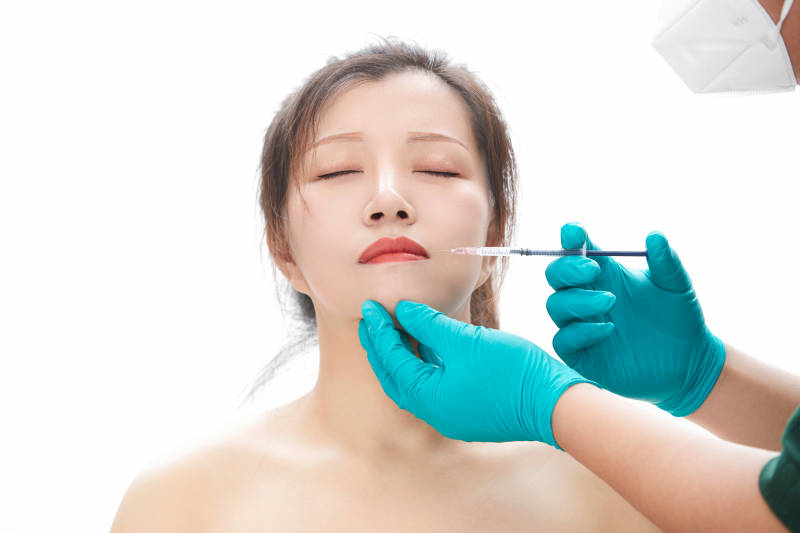 做面部注射整形的亚洲女士图片