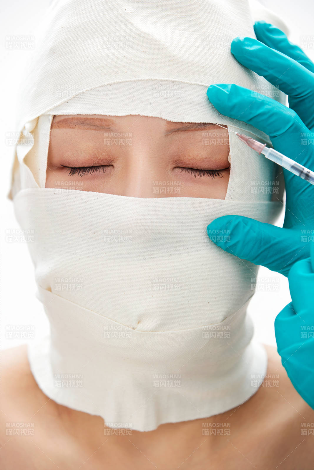 做面部注射整形的亚洲女士图片