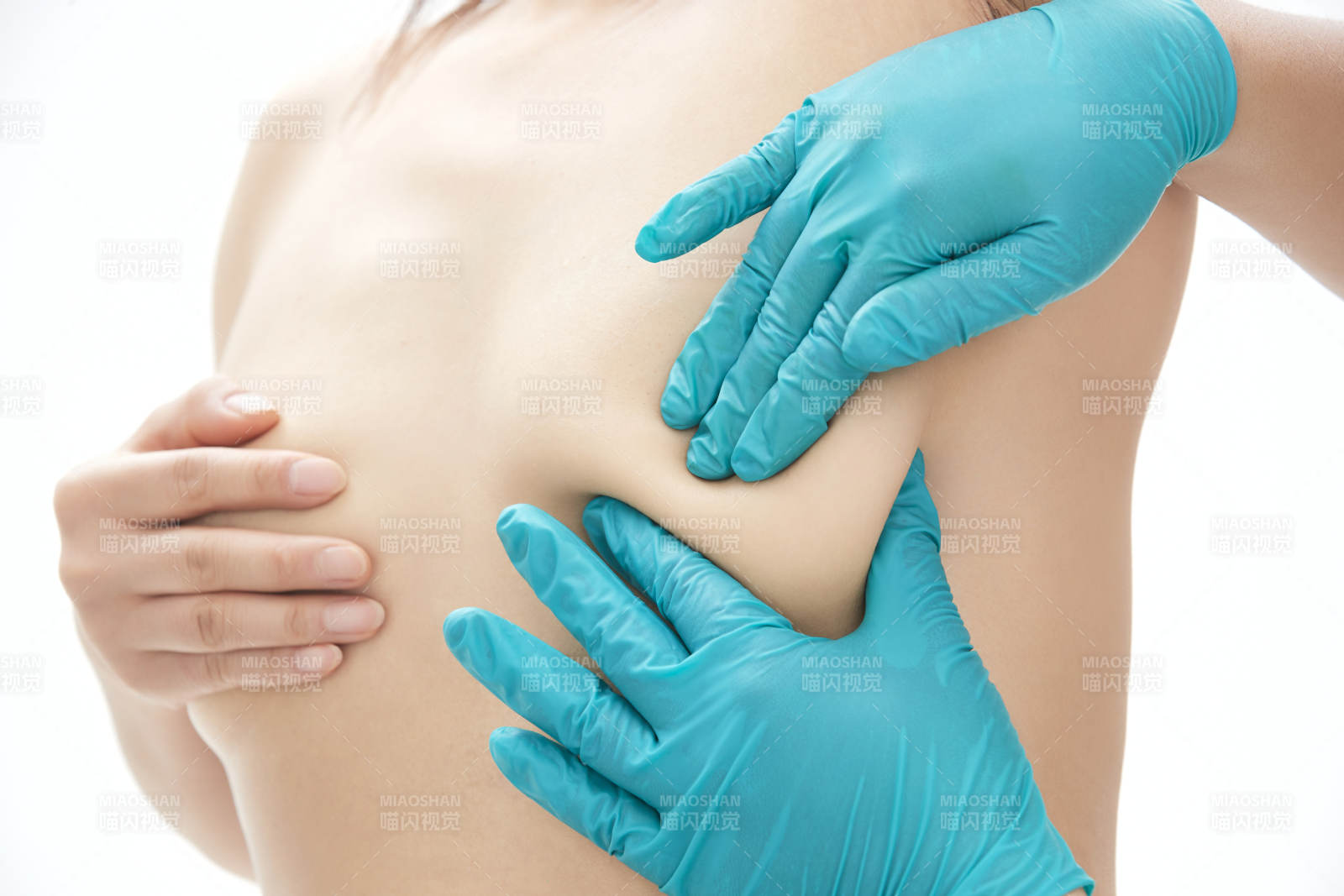 医生为胸部整形患者进行胸部检查图片