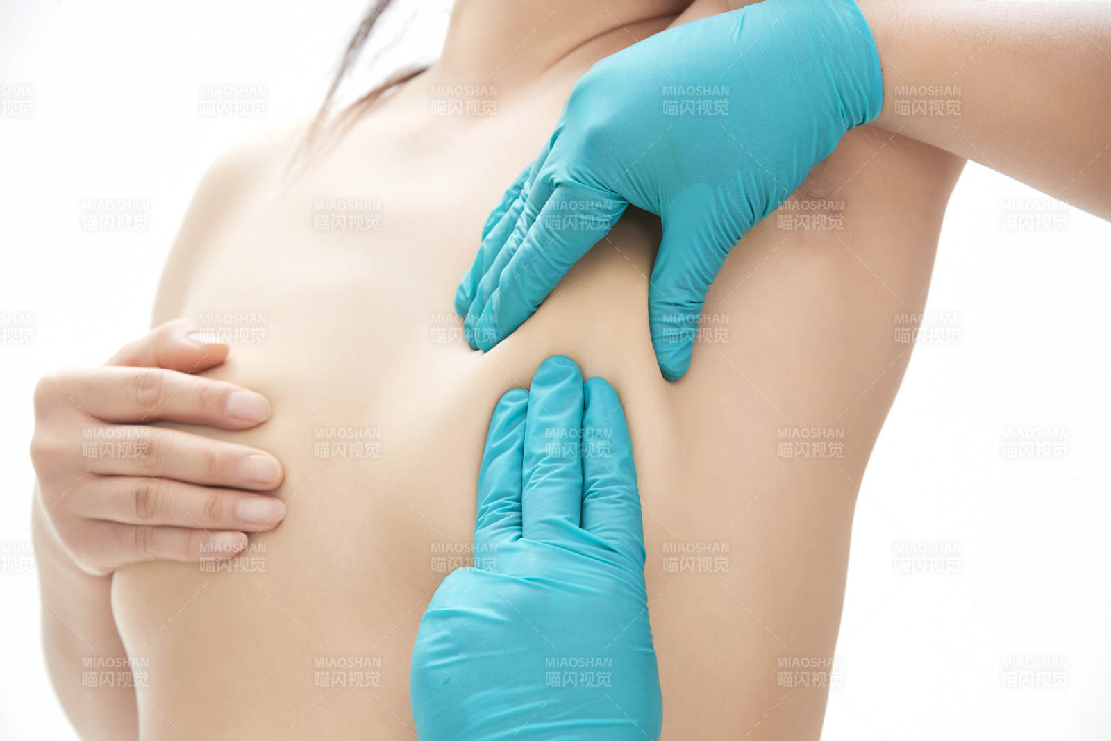 手法专业的足疗技师为客人服务图片