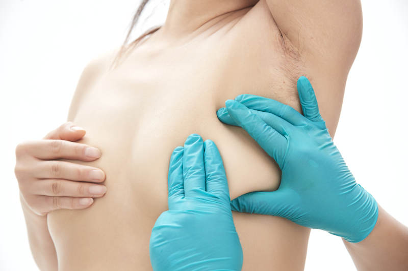 手法专业的足疗技师为客人服务图片