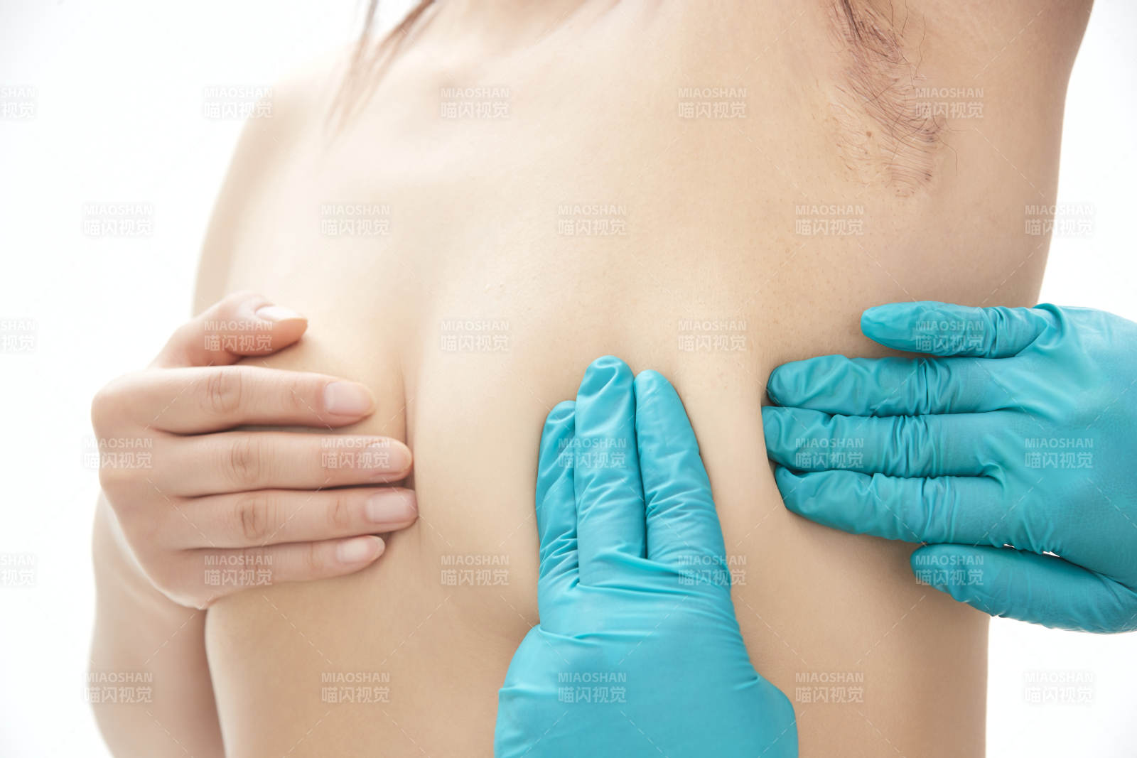 手法专业的足疗技师为客人服务图片