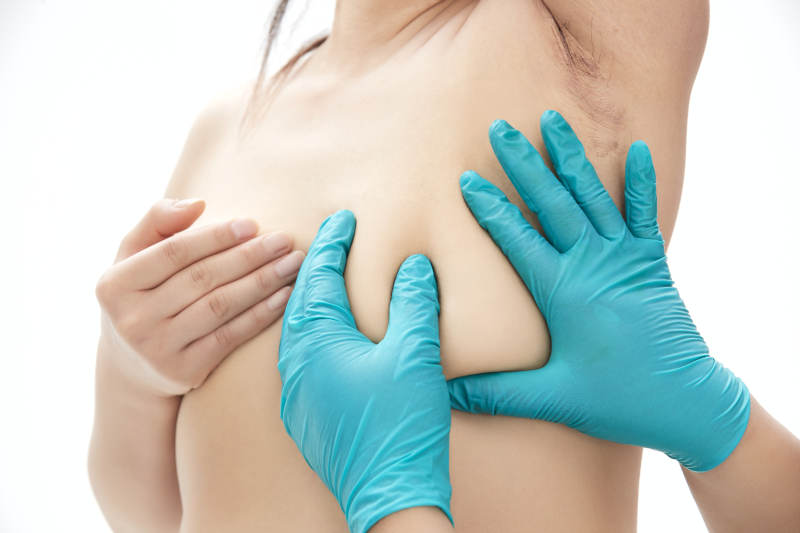 手法专业的足疗技师为客人服务图片