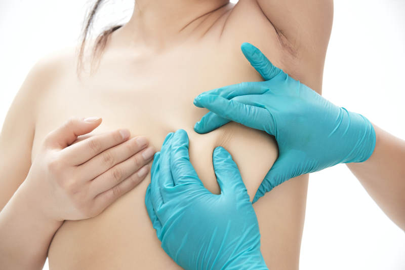 手法专业的足疗技师为客人服务图片