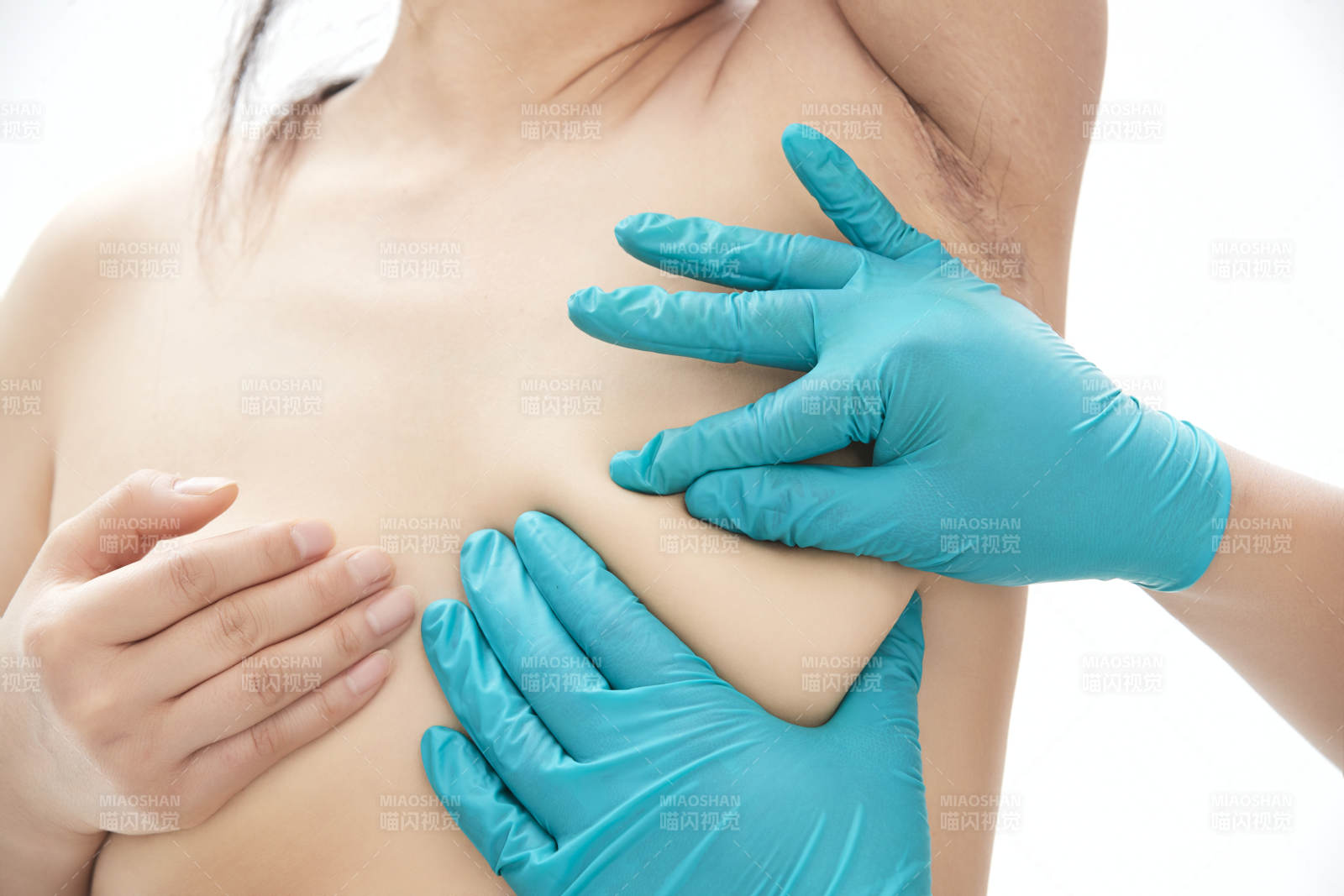 手法专业的足疗技师为客人服务图片