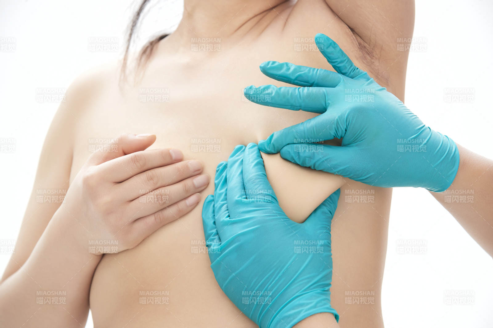 手法专业的足疗技师为客人服务图片