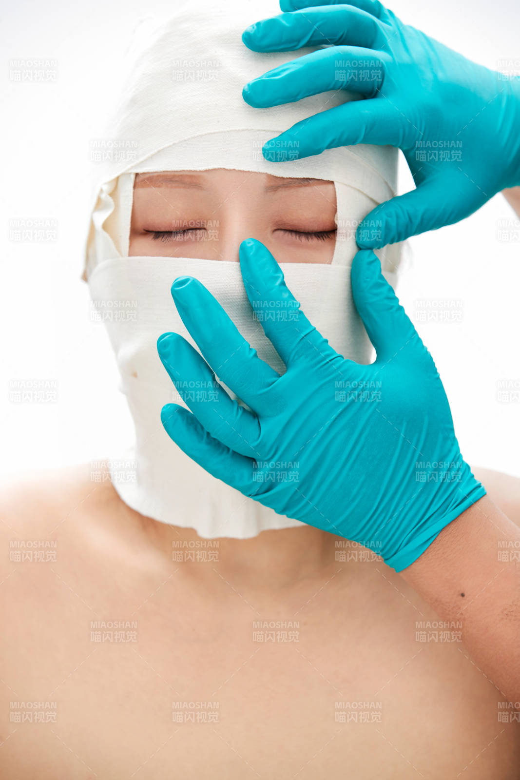 做面部注射整形的亚洲女士图片