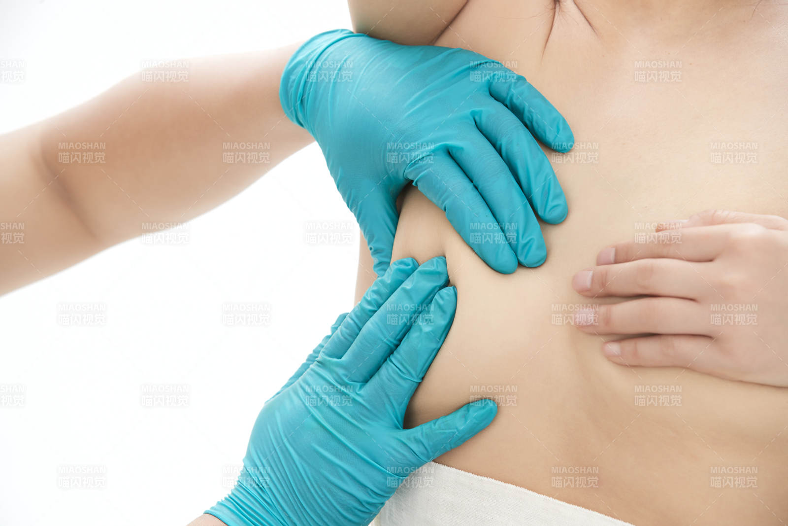 手法专业的足疗技师为客人服务图片