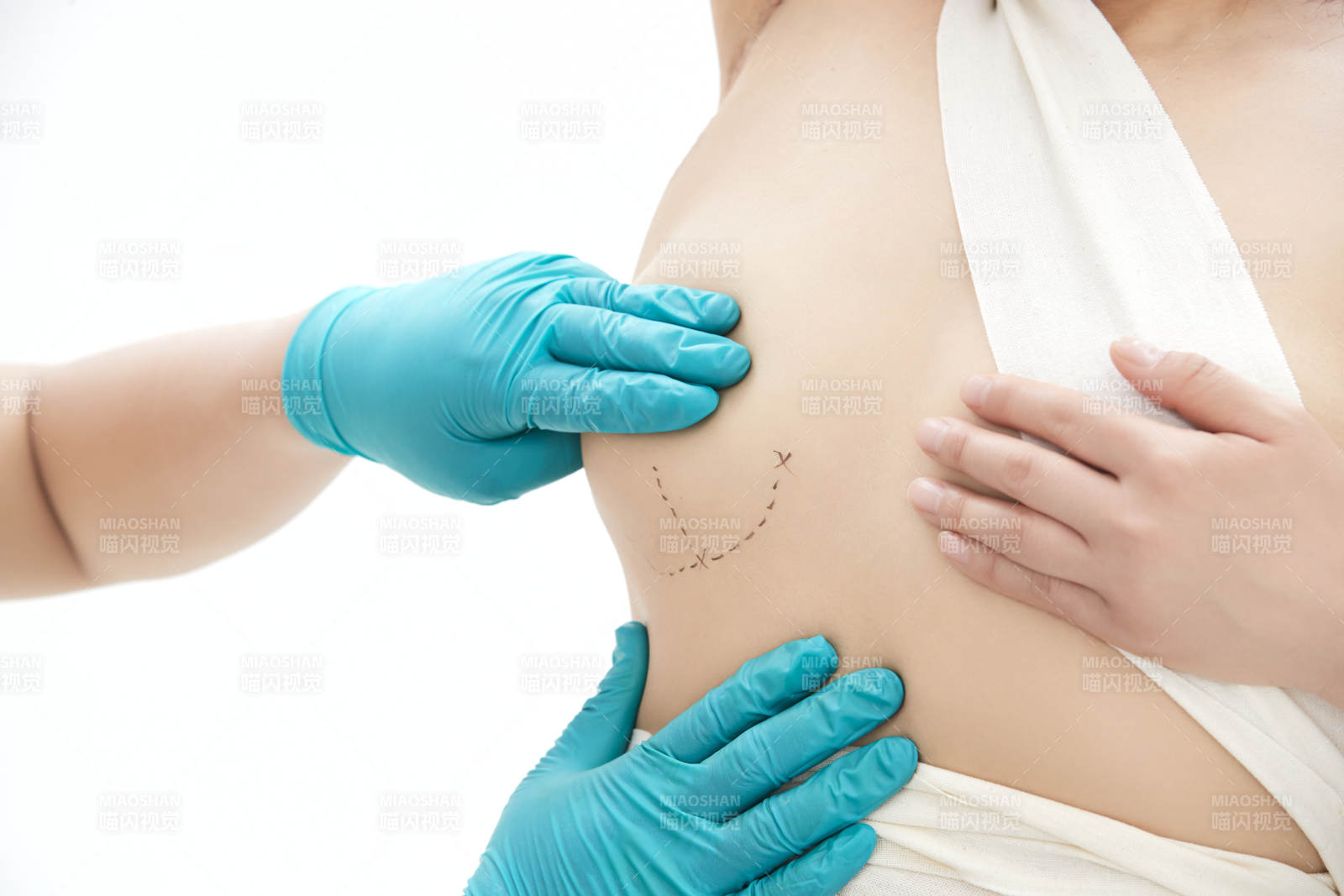 医生为胸部整形患者进行胸部检查图片