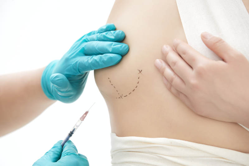 手法专业的足疗技师为客人服务图片