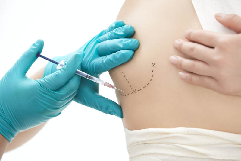 手法专业的足疗技师为客人服务图片