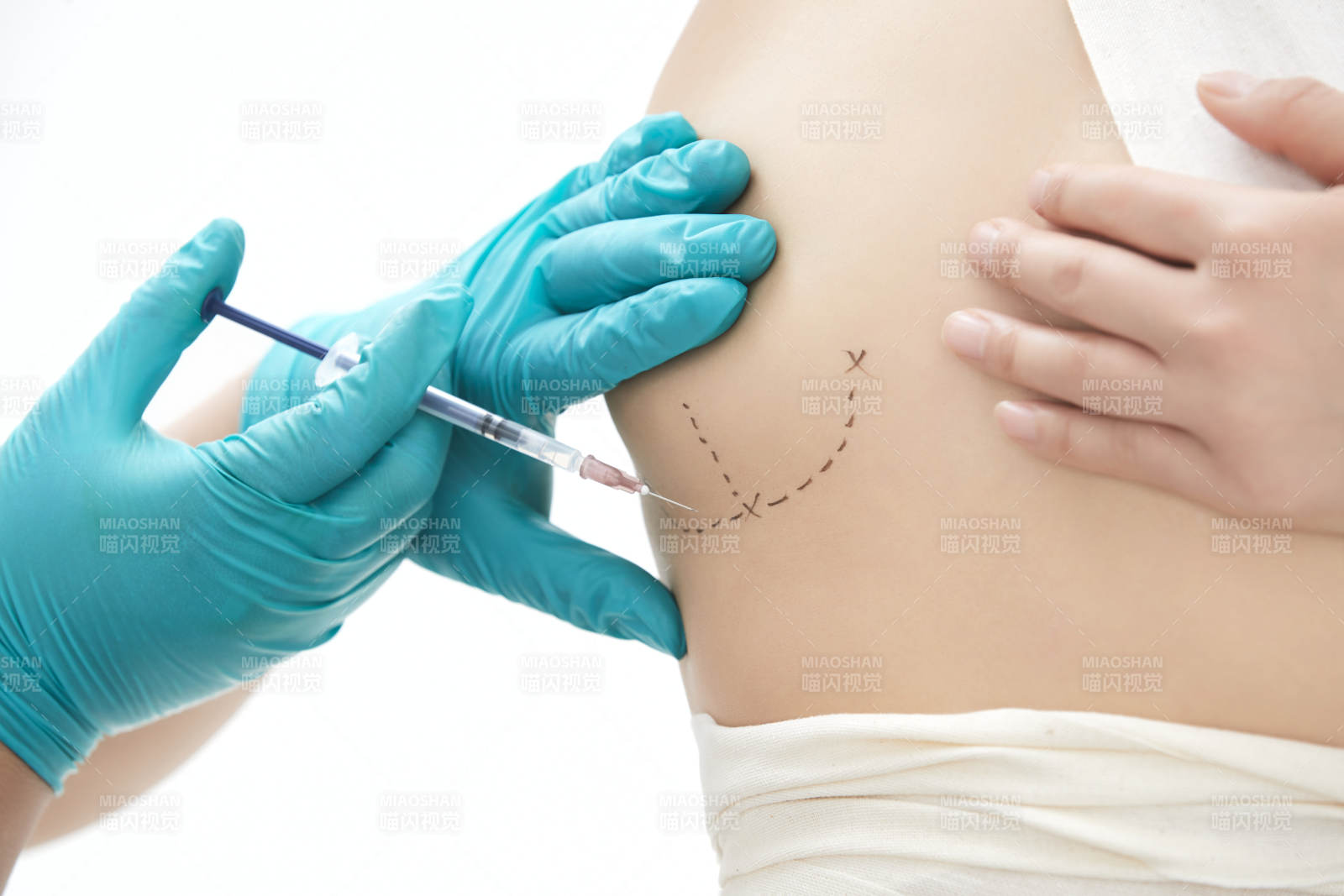 手法专业的足疗技师为客人服务图片