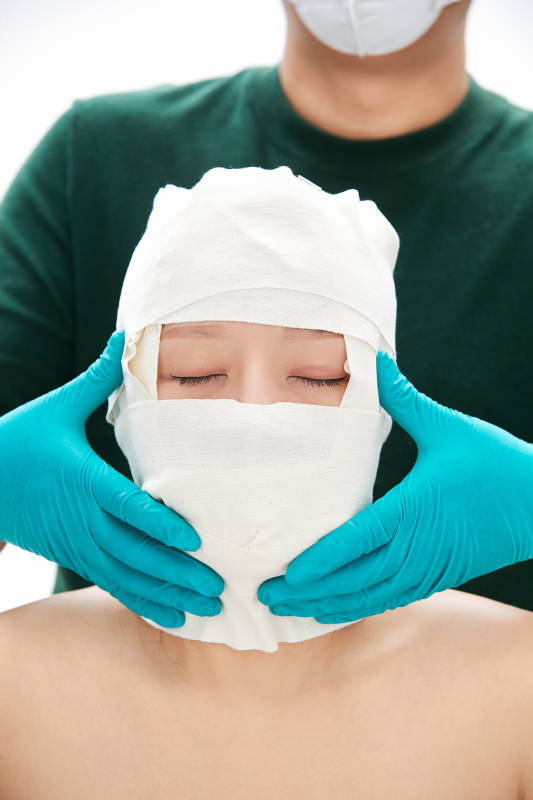 做面部注射整形的亚洲女士图片