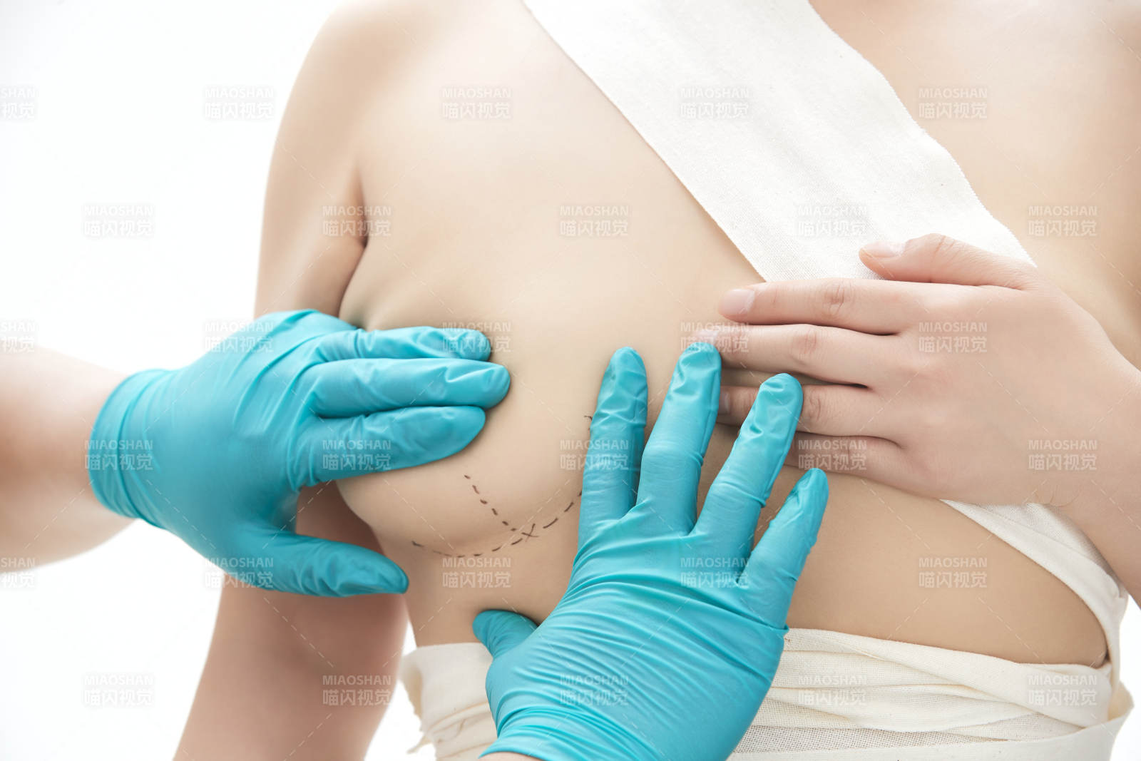 医生为胸部整形患者进行胸部检查图片